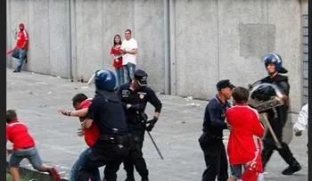 Policía golpea a un hombre y a su padre en partido de fútbol (Video)