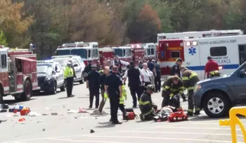 Un auto embiste a una multitud en Boston