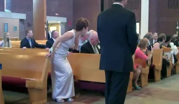 ¡Esta damita de honor no podía caminar, pero entra al casamiento con estilo!
