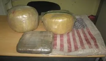 Apresan un haitiano con un saco lleno de marihuana al hombro