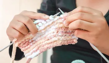 Beneficios para la salud de practicar tejido de punto y crochet