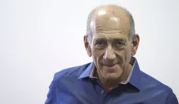 El ex primer ministro israelí Ehud Olmert, condenado a 18 meses de prisión