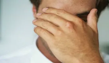 Un hombre intenta cortarse su pene porque su novia lo dejó