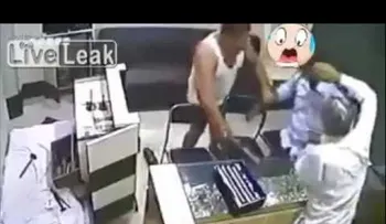 Un ladrón trató de pasarse de listo y fue recibido a palos y puñetazos (VIDEO)