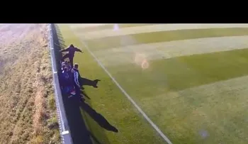 Entrenador patea a un joven futbolista que prefirió cenar en un McDonaldâ??s (VIDEO)
