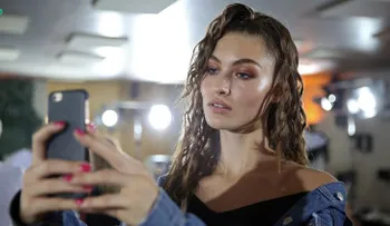 La belleza no está reñida con la limpieza: El selfi de una tuitera y su cochambrosa habitación