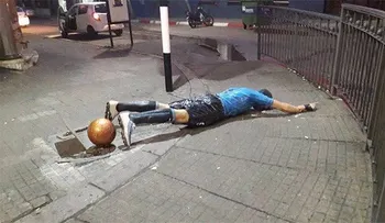 Vandalizan estatua del futbolista Luis Suárez en Uruguay... y los vecinos se lo toman con humor