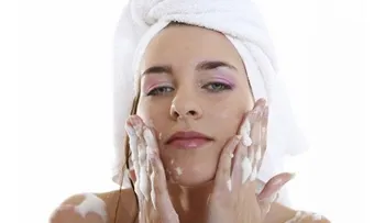 ¿Tienes cutis graso: Tips para evitar el brillo facial