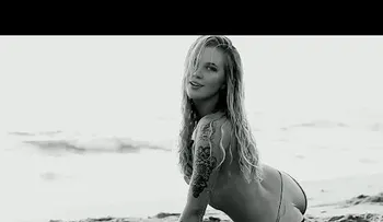 El striptease de Ireland Baldwin en la playa  