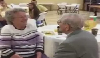 La dulce serenata de un hombre de 92 años a su esposa de 90 te hará sonreír