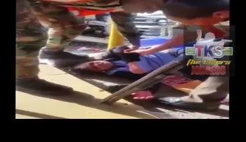 Dos heridos graves por choque entre carro y minibus (VIDEO)