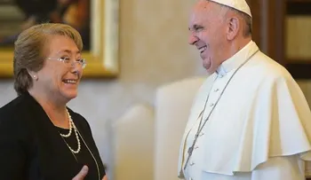 Francisco recibe a la presidenta chilena