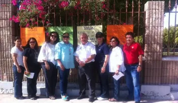 Profesores y empleados de escuela se van a huelga por falta de pago 