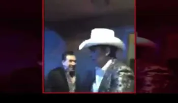 ¡Mira la grosería que le hizo José Manuel Figueroa a un fan!  (VIDEO)
