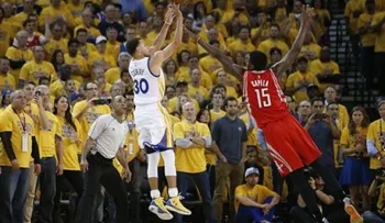 NBA multa a Curry por exagerar contacto en duelo con Rockets 