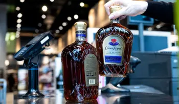 EE.UU. prohíbe importaciones de bebidas alcohólicas canadienses por US$800 millones en medio de guerra comercial