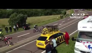 La aparatosa caída del ciclista español Alberto Contador
