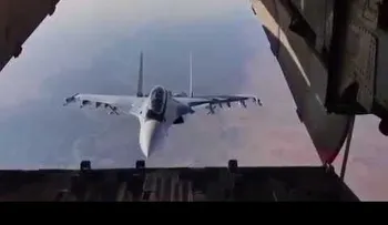 Un osado caza ruso Su-30 inspecciona de forma increíble un avión en pleno vuelo (VIDEO)
