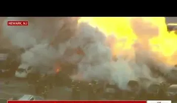 Video del incendio que devora vehículos en aeropuerto de Newark, en Nueva Jersey