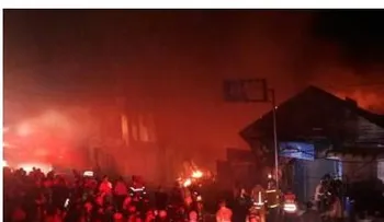 Fuego reduce a cenizas varios negocios y una vivienda en Santiago