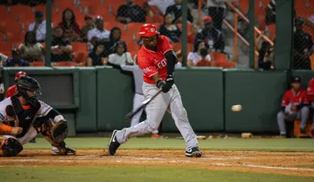 Leones hilvanan tercera victoria en fiesta de palos en el Micheli