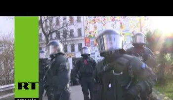 Policía dispersa con cañones de agua y gases lacrimógenos manifestación neonazi en Alemania (FOTOS)