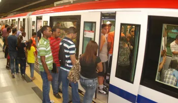 Detienen a dos jóvenes que intentaron abrir una puerta de emergencia del Metro