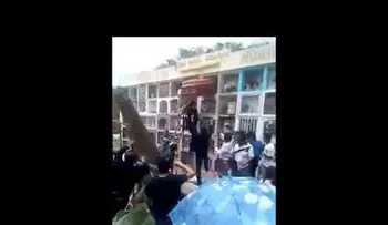 Caen de un andamio, cuando intentaban levantar el cadáver de una mujer 