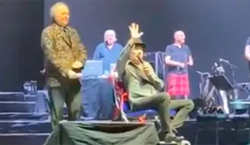 Joaquín Sabina cae al fondo del escenario y lo sacan en camilla
