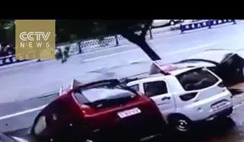 Un hoyo se traga 4 carros en China