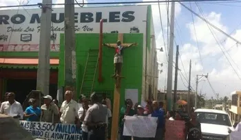 Hombre se crucifica en demanda renuncia de alcalde de Los Alcarrizos