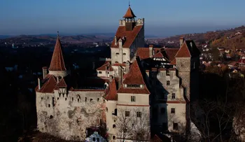 ¿Te atreves a pasar la noche de brujas en el castillo de Drácula?