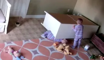 Mira cómo este niño de 2 años rescata a su hermano al que le cayó una cómoda encima