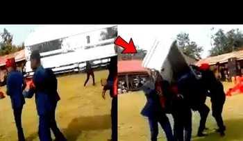 Bailan con ataúd en los hombros, pero cometen un error y el cadáver termina en el suelo 