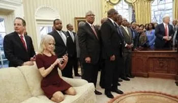 Polémica foto de asesora de Trump abre debate sobre decoro