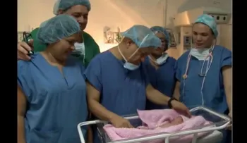 Gran asombro por nacimiento de bebé "embarazada" de su hermano gemelo