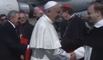 Papa Francisco aterriza en Cuba para histórica reunión