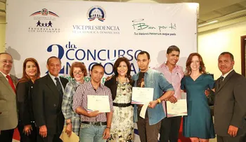 Vicepresidenta entrega premio a ganadores concurso Pintura por los Valores