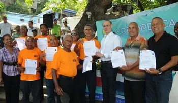 Codopesca entrega seguros a 76 pescadores de la capital