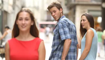 El popular meme del "novio distraído" cae bajo la mira de las autoridades