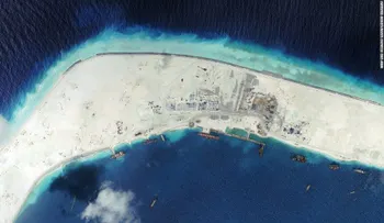 China construye tercera pista de aterrizaje en aguas en disputa, según imágenes satelitales