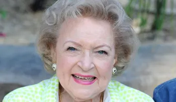 Betty White debe sobrevivir al 2016: un hombre lanzó una campaña para lograrlo