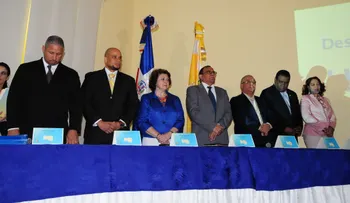 Minerd reconoce 18 familias ejemplares 2015