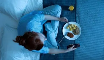 Explican el peligro para la salud de cenar tarde y no desayunar (Video)
