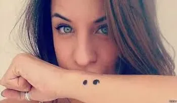 ¿Por qué miles de personas se están tatuando un punto y coma?
