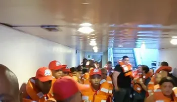 Madres de adolescentes viajaban en ferry incendiado denuncian negligencia