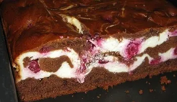Postre tradicional: Brownie con crema de queso y cereza