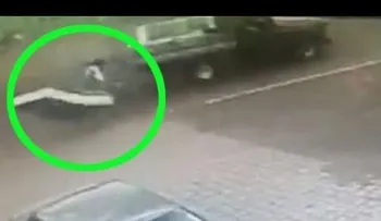 INCREIBLE: Carro choca a un ciclista y le 'deja' un colchón para que aterrice
