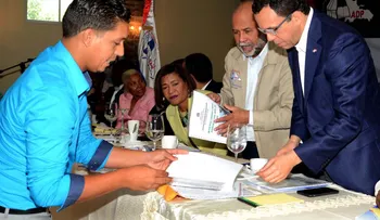 Ministro de Educación se reúne con dirigencia ADP en el sur