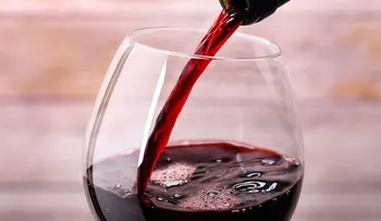 Una copa de vino en la cena puede ser el secreto para vivir 90 años
